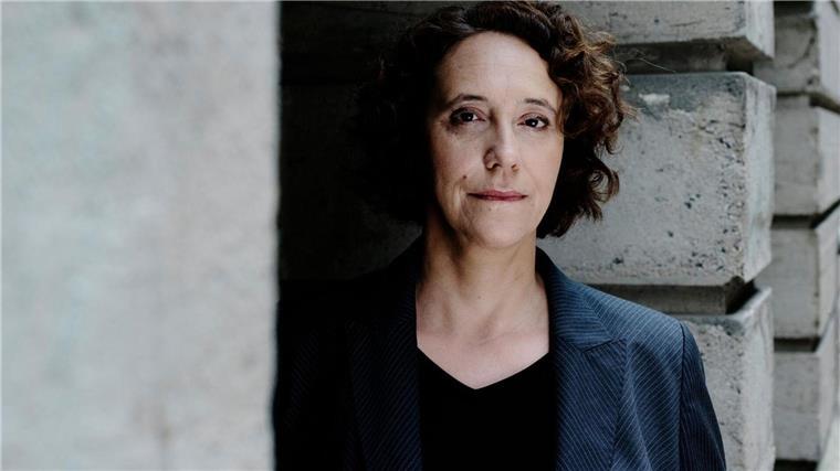 Nach ihrem rasanten Thriller „Die Diplomatin“, in dem es um große Politik, Mord und diplomatische Verwerfungen ging, ist Frickes neuer Roman „Das Fest“ ein eher privates, stilles Buch, in dem sich viele Ältere wiedererkennen werden.