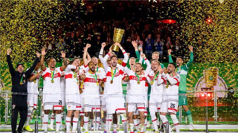 Nach ihrem Sieg im DFB-Pokal-Finale feierten die Stuttgarter eine wilde Party.