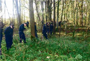 Polizisten suchen Nancy Köhn im Wald.