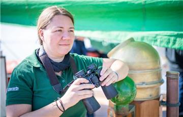 Nach ihrer Leichtmatrosenprüfung 2004 hat Maren Reif fast alle Positionen an Bord der Bremerhavener Bark „Alexander von Humboldt II“ durchlaufen. Seit 2015 fährt sie als Kapitänin auf der "Alex" - und ist im Moment damit die einzige Frau, die einen deutschen Großsegler führt.