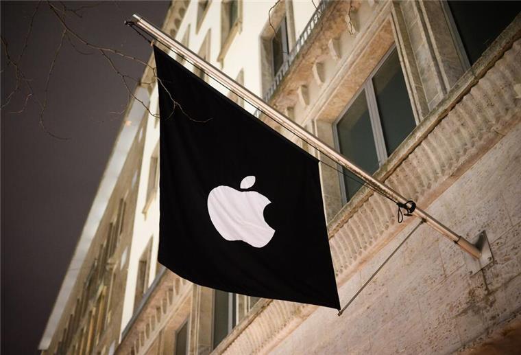 Eine Fahne hängt vor dem Apple Store in Hannover.