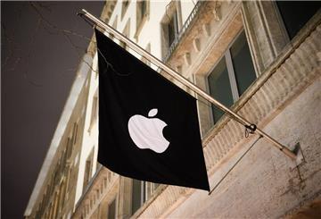 Eine Fahne hängt vor dem Apple Store in Hannover.