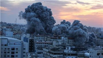 Nach israelischen Luftangriffen steigt Rauch über einem Gebäude auf.