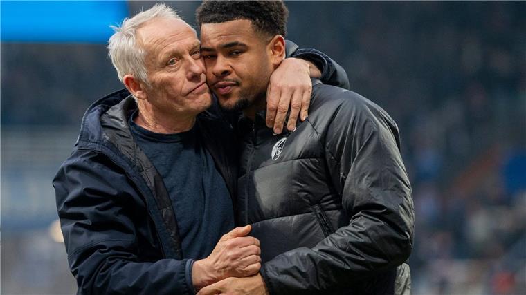 Atubolus Erfahrung mit Instagram: „Auf einmal gehasst“ Nach Kritik in sozialen Medien stellte sich Freiburgs früherer Trainer Christian Streich (l.) hinter seinen Torhüter Noah Atubolu (r.).
