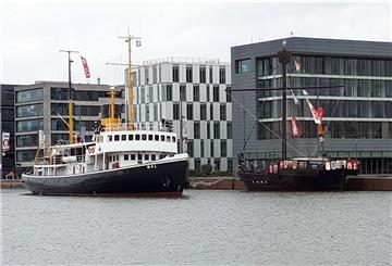 Nach langem Werftaufenthalt und einem Ausflug nach Wilhelmshaven ist der Dampfeisbrecher „Wal" wieder in den Neuen Hafen zurückgekehrt.
