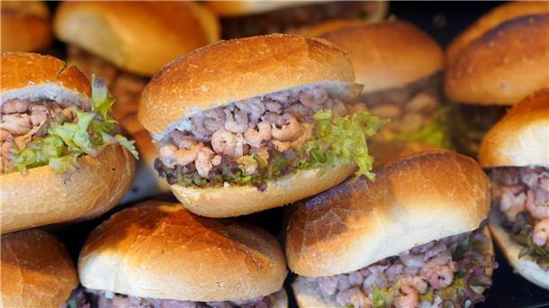 Brötchen mit Nordseekrabben liegen in der Auslage eines Fischbrötchen-Imbisses an den Landungsbrücken.