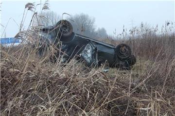 Nach mehreren Überschlägen landete der Golf auf dem Dach und blieb im Schilf liegen.