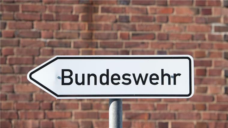 Nach Meldungen über Eindringlinge an verschiedenen Standorten hat die Bundeswehr die Sciherheitsvorkehrungen für die Kasernen hochgefahren.  (Symbolbild)