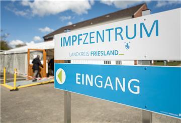 Nach möglichen Impfungen mit Kochsalz-Lösungen im Kreis Friesland haben sich nach Angaben des niedersächsischen Gesundheitsministeriums bereits mehr als 2000 Menschen zu Nachimpfungen angemeldet.