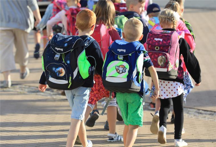 Eine Gruppe Schüler auf dem Weg zur Schule