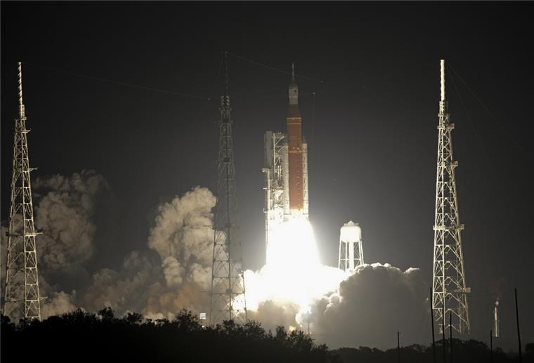 Mond-Rakete mit Servicemodul von Airbus Bremen ist gestartet Eine «Space Launch System»-Rakete startet am Weltraumbahnhof Cape Canaveral.