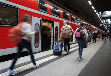 Reisende steigen in einen Regionalexpress