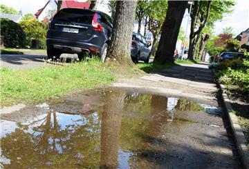 Nach Regenfällen steht dieser Gehweg-Abschnitt der Lutherstraße immer wieder unter Wasser. Wer hier entlang möchte, muss auf die Straße ausweichen - es sei denn, nasse Socken machen ihm nichts aus.