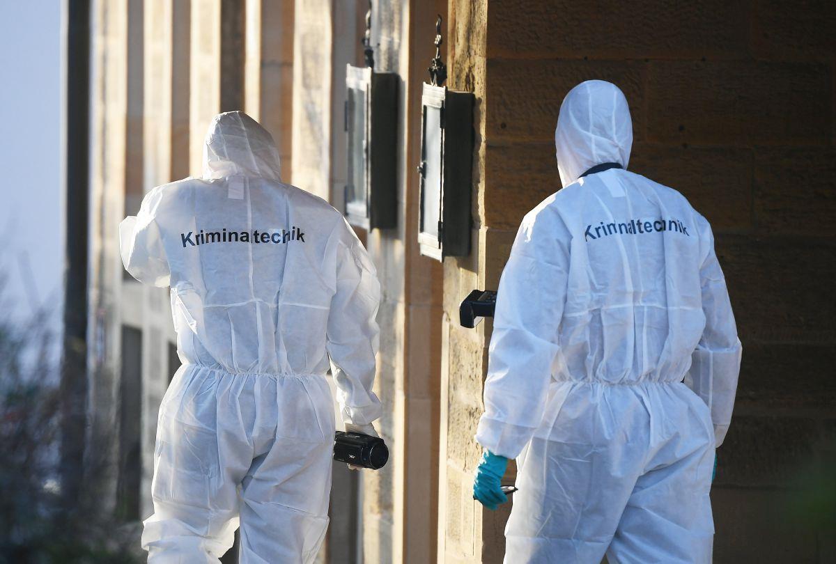Sechs Tote nach Schüssen in Baden-Württemberg Nach Schüssen in Rot am See im Nordosten Baden-Württembergs stehen Mitarbeiter der Spurensicherung an einem Haus. Hier sollen mehrere Menschen getötet worden sein.
