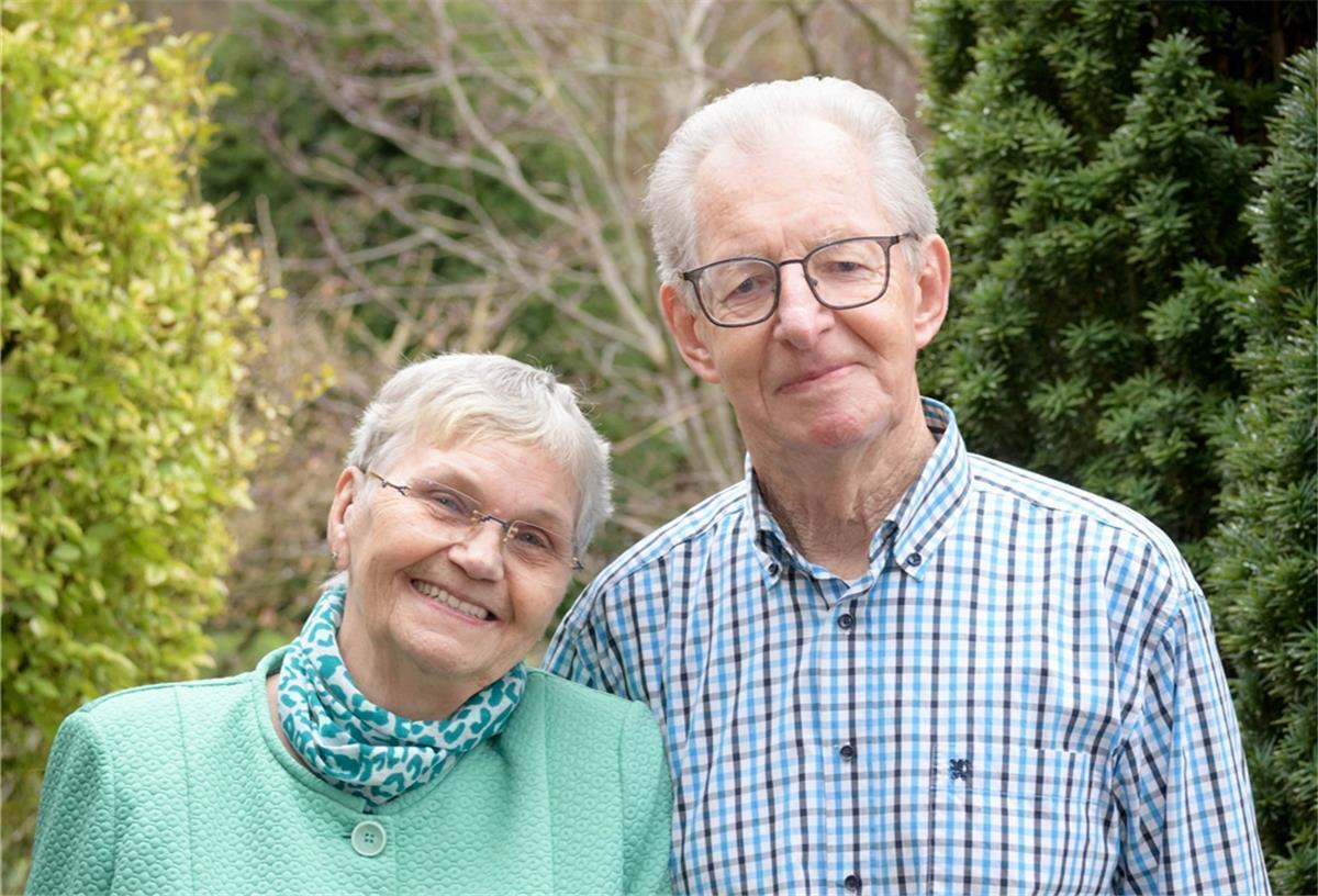 Mann und Frau, ein älteres Ehepaar, vor der Kamera. Nach sechs Jahrzehnten Ehe unverbrüchlich Seite an Seite: Ilse und Günter Brenzel halten heute ihre Diamamntene Hochzeit, wegen Corona im allerkleinsten Familienkreis