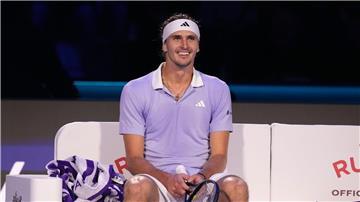 Nach seinem Halbfinaleinzug in Turin ist Alexander Zverev bester Laune.