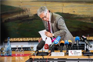 Neuanfang: Nach seiner Rücktrittserklärung als Regierungschef verlässt Carsten Sieling den Sitzungssaal des Rathauses. Er will sich künftig in der Bürgerschaft für die Ziele der rot-grün-roten Koalition einsetzen.