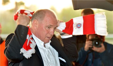 Nach seiner vorzeitigen Haftentlassung will Uli Hoeneß angeblich bis zum Sommer über seine Rückkehr an die Spitze Bayern Münchens entscheiden. 
