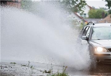 Nach Starkregen kann das Wasser von der Straße in die Keller oder ins Erdgeschoss laufen.