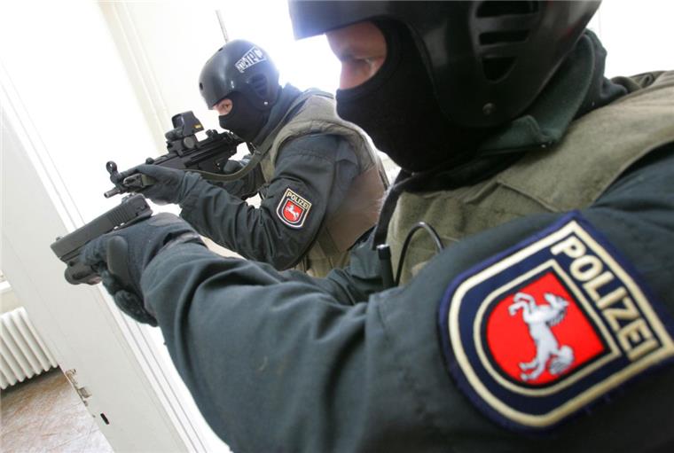 Nach den Vorfällen in Bayern: Wie Behörden mit der Terrorgefahr umgehen Nach Terror-Attacken in Bayern sind Behörden und Veranstalter im Cuxland noch wachsamer. Auf diesem Symbolfoto wird eine Übung von Spezialkräften der Polizei gezeigt.