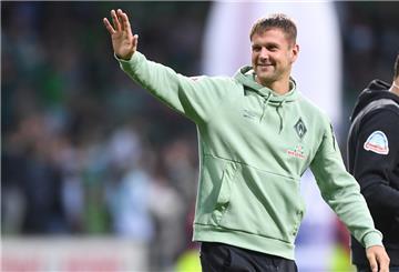 Werders Niclas Füllkrug winkt einem Fan zu