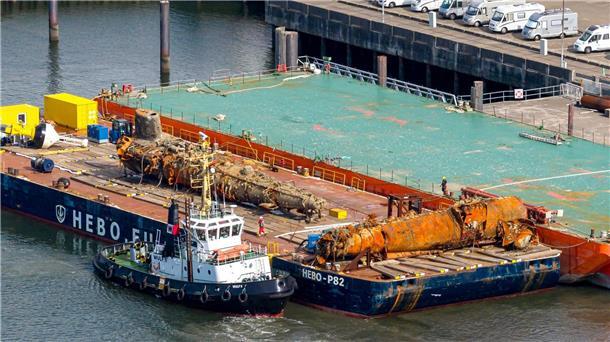 Ein mehr als 100 Jahre altes deutsches U-Boot-Wrack liegt zerbrochen in zwei Teile im Hafen. Es handelt sich um das 1919 nördlich der zu Hamburg gehörenden Insel Scharhörn gesunkene U-Boot U16 der Kaiserlichen Marine