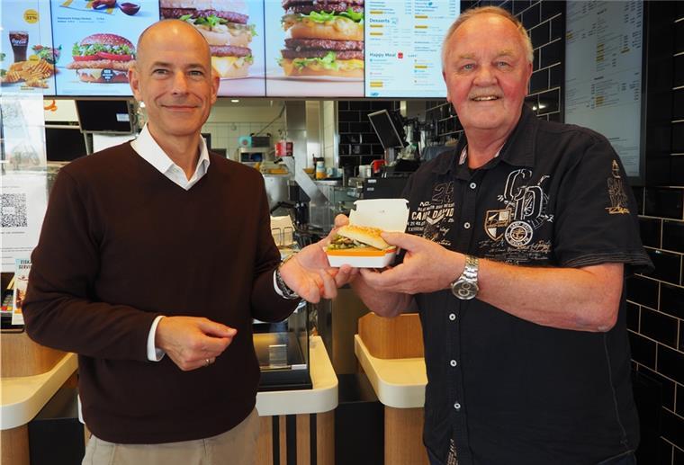 Nach über 20 Jahren setzt sich Winfried Nagel (rechts) zur Ruhe. Sein „McDonald’s“-Schnellrestaurant in Nordenham verkauft er an Timo Reimann.