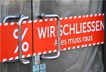 Ein Geschäft macht einen Räumungsverkauf. Nach über 65 Jahren schließt die traditionsreiche Modekette Dollinger alle Geschäfte in Deutschland.