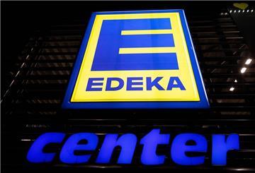 Ein Logo weist auf ein Einkaufcenter des Lebensmittelhändlers Edeka hin. Nach einer langen Pause sind beliebte Klassiker bald wieder beim Einkaufen verfügbar.