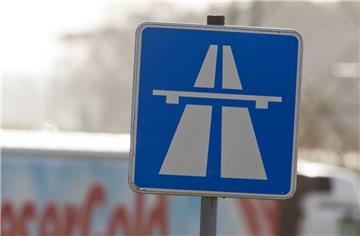 Nach verbotenen Überholmanövern auf der A27 sucht die Polizei Zeugen.