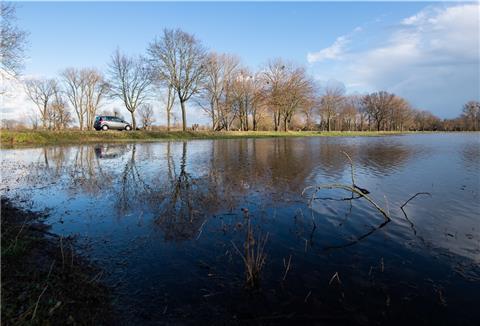 Nach vielen Niederschlägen sind einige Äcker in Niedersachsen überflutet oder stark aufgeweicht.
