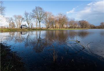 Nach vielen Niederschlägen sind einige Äcker in Niedersachsen überflutet oder stark aufgeweicht.