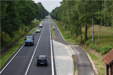 Nach vier Monaten Bauzeit: Auf der runderneuerten Bundesstraße 71 rollt jetzt wieder der Verkehr zwischen Selsingen und Zeven.