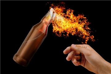 Nach Zeugenangaben sollen Unbekannte den Brand in einem Garreler Restaurant mit einem Molotow-Cocktail ausgelöst haben. 