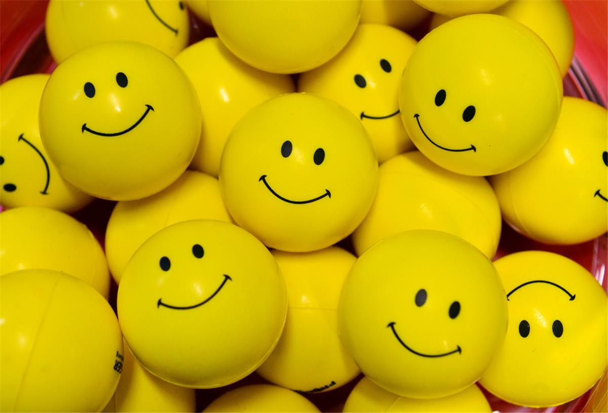 Gelbe Kunststoffbälle mit aufgedruckten Smileys