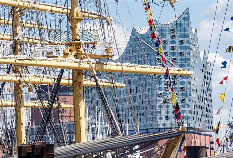 Maritime Vielfalt beim Hamburger Hafengeburtstag Schiff vor der Elbphilharmonie