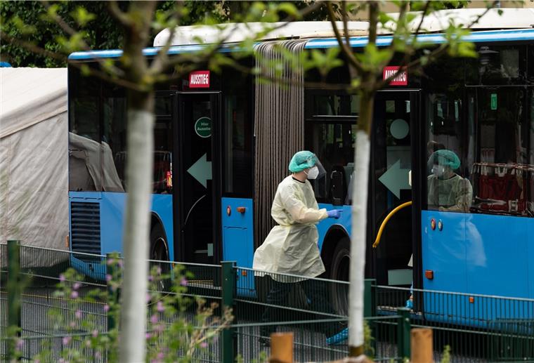 Nach zwei neuen Coronavirus-Infektionen in einem Göttinger Häuserkomplex setzt die Stadt erstmals ein mobiles Testzentrum mit Bussen für die Bewohner ein.