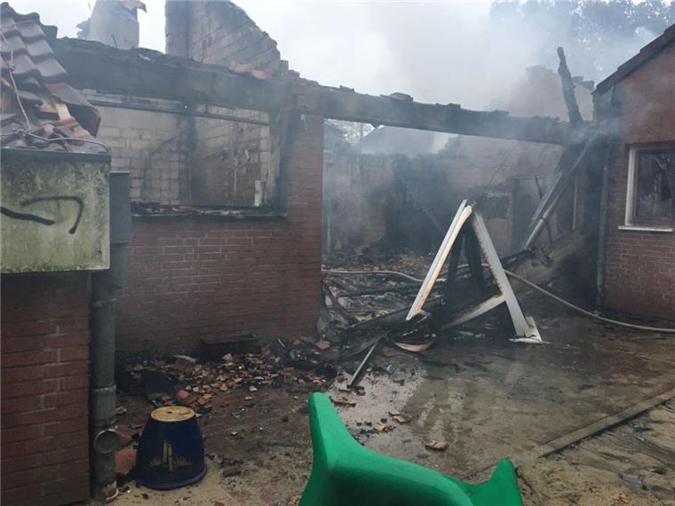 Nach zwei Stunden hatte die Feuerwehr den Brand unter Kontrolle, doch für das Gebäude kam jede Hilfe zu spät. 