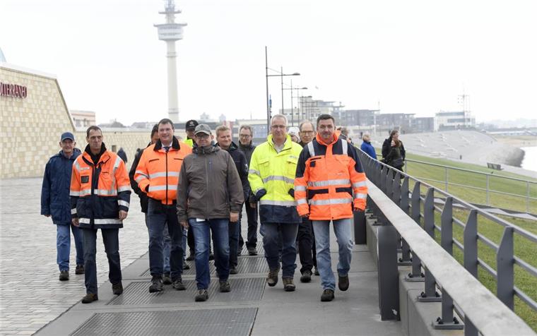 Experten geben dem Deich die Note 1 Nach zwölf Kilometern Fußmarsch gab es für die Deich-Beschauer zur Stärkung Bratkartoffeln mit Krabben im Weser-Yacht-Club. Danach marschierten sie weitere drei Kilometer in Richtung Norden.