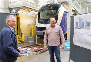 Nachbar Hubert Arnke (links) holt sich bei Werkstattleiter Ralf Heers Informationen über den Anbau der Werkstatt, die die Nordwestbahn in Wulsdorf erweitert. 