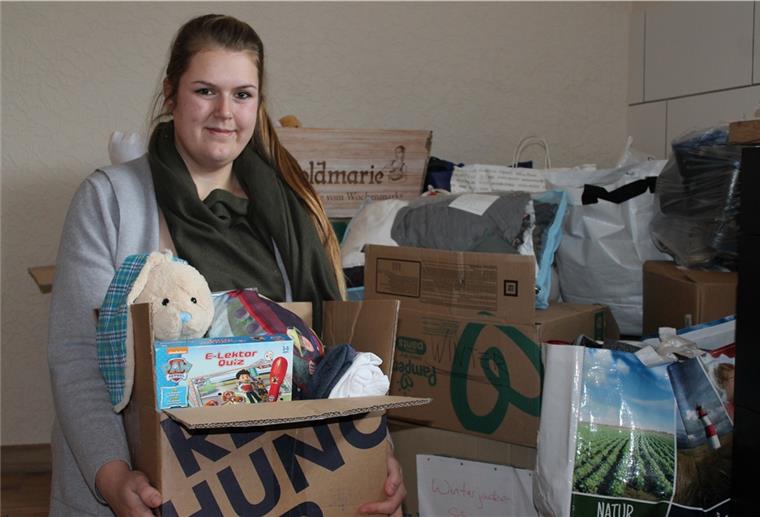 Nach Brand in Lunestedt: Genug Spenden eingegangen Nachbarin Lena Schmidt zeigt in ihrer Küche, was an Sachspenden für die Opfer der Brandkatastrophe abgegeben wurde.