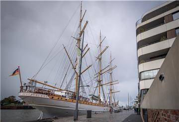 Segelschiff an Kaje.