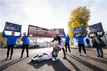 Nachdem bekannt geworden war, dass Tiere auf dem Oldenburger Schlachthof gequält wurden, machten Tierschützer bei einer Demonstration ihrem Ärger Luft.