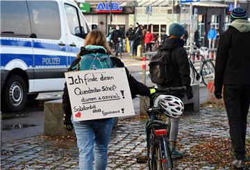 Nachdem das Bundesverfassungsgericht am Samstag das Verbot der Querdenker-Kundgebung bestätigt hatte, kamen nur wenige Anhänger nach Bremen. Das Bild prägten die Gegen-Demonstranten. Foto: Mündelein