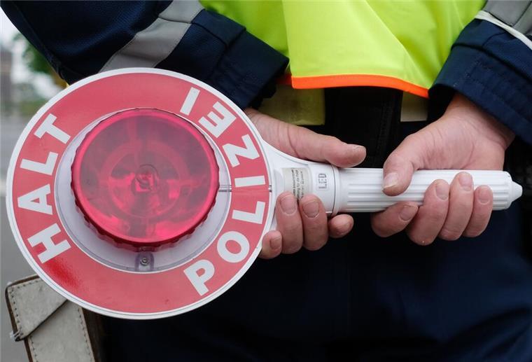 21-Jähriger flüchtet vor Verkehrskontrolle und rast durch Bremerhaven Ein Polizist steht während einer Verkehrskontrolle mit einer Haltekelle