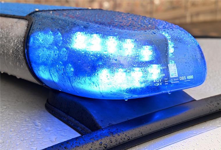 Ein Streifenwagen der Polizei steht mit eingeschaltetem Blaulicht an einem Einsatzort.
