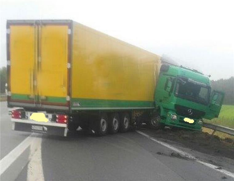 Wulsdorf: Sattelzug steht quer auf Autobahn Nachdem der Lastwagenfahrer die Kontrolle über sein Fahrzeug verlor, blieb der Sattelzug quer auf der Autobahn stehen.