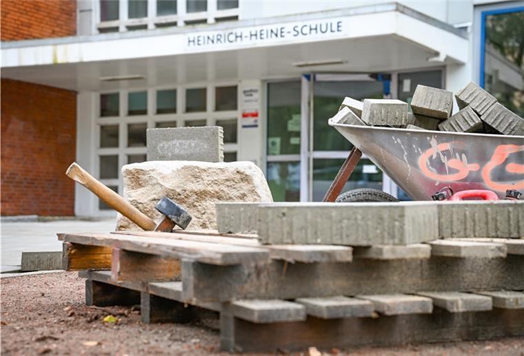 Nachdem der Neubau fix und fertig steht, geht die Stadt ran an den Altbau der „Heine“ an der Hans-Böckler-Straße. Der Komplex anno 1967 wird energetisch aufgerüstet.