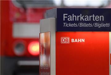 Ein Fahrkartenautomat steht im Hauptbahnhof