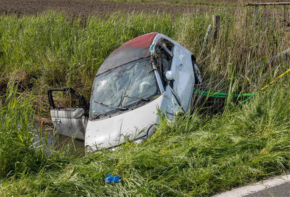 Schwerer Unfall in Butjadingen: 19-Jährige kommt ums Leben Ein Auto im Graben.